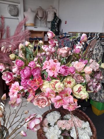 Bij ons heel veel nieuwe zijde bloemen per tak te koop. beschikbaar voor biedingen