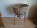 Vintage mand rond op metalen standaard 77 cm. hoog riet pot, Huis en Inrichting, Gebruikt, Mand, Rond, Ophalen of Verzenden
