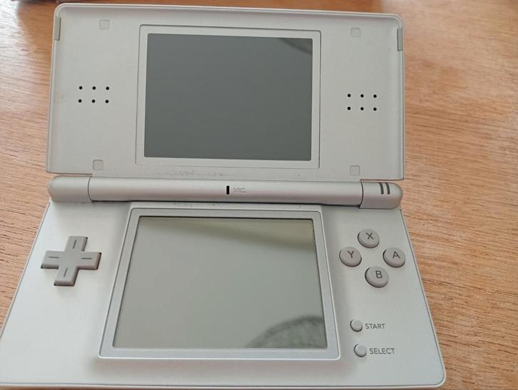 Nintendo DS Lite Zilver + Beschermhoes, Spelcomputers en Games, Spelcomputers | Nintendo DS, Gebruikt, DS Lite, Zilver, Met beschermhoes of tas