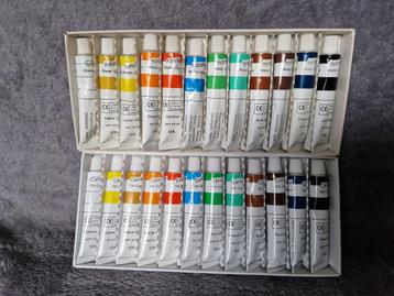 12 waterverf en 12 olieverf tubes beschikbaar voor biedingen