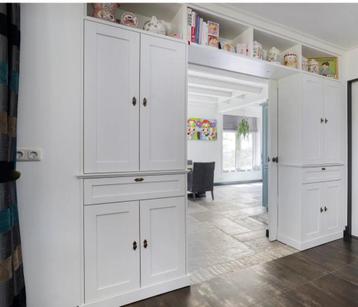 Opberg kast en glas in lood schuifdeuren