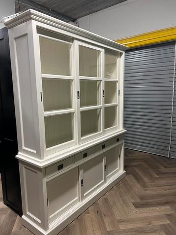 buffetkast / winkelkast /vitrinekast /servicekast beschikbaar voor biedingen