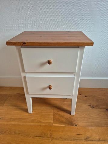 Wit nachtkastje met 2 lades, houten blad beschikbaar voor biedingen