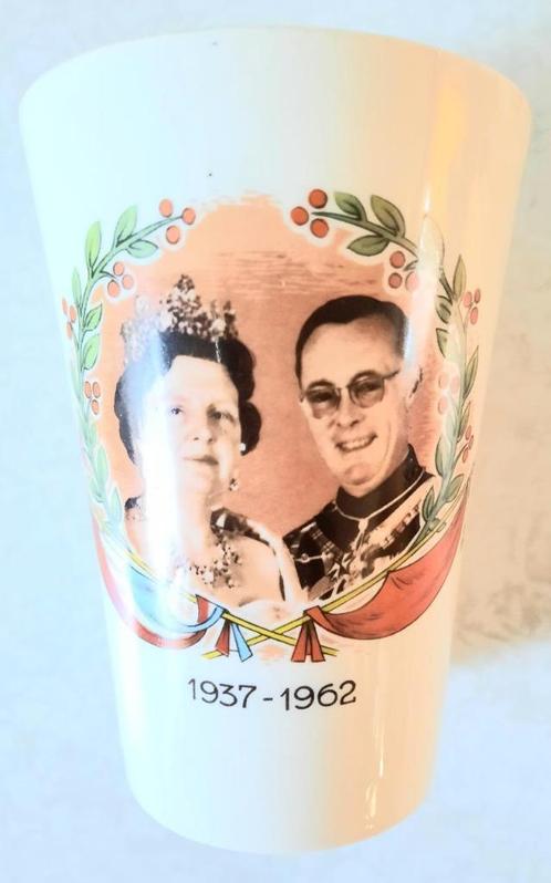 Beker van Juliana en Prins Bernard, Verzamelen, Koninklijk Huis en Royalty, Gebruikt, Servies, Nederland, Ophalen of Verzenden