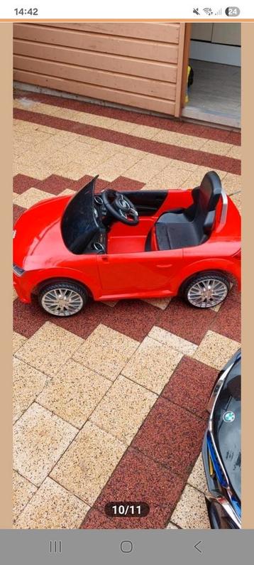 Mooie rode auto   accu radio usb beschikbaar voor biedingen