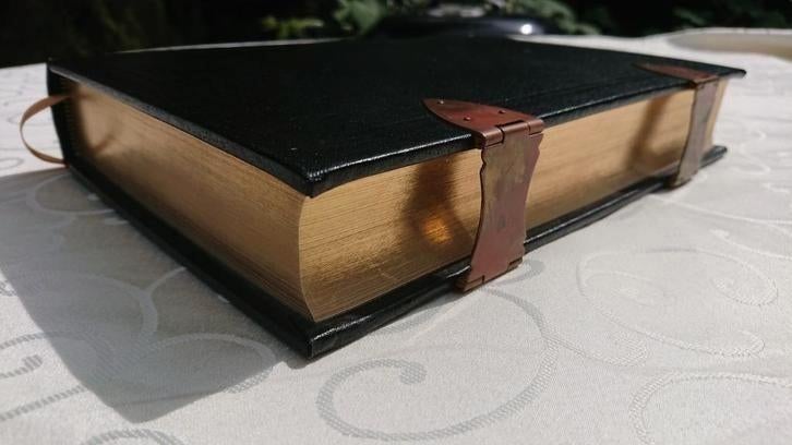 Statenbijbel met goudsnee en koperen sloten grootformaat, Ophalen of Verzenden