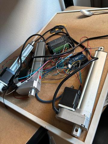 Lineaire Actuators + Arduino - Nieuwstaat! beschikbaar voor biedingen