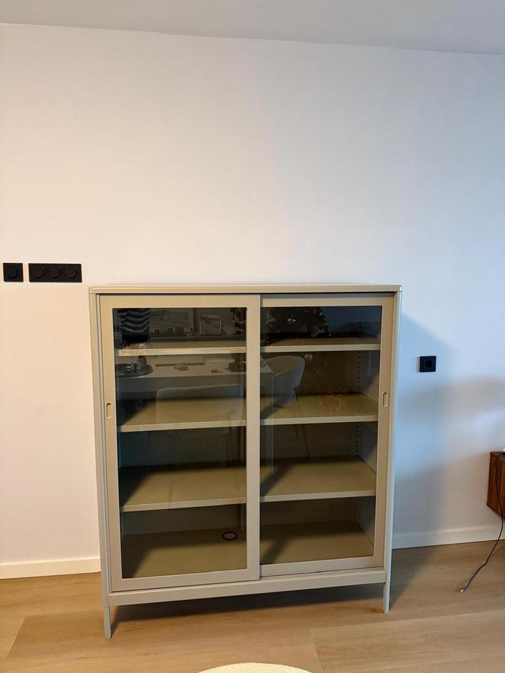 Display cabinet with sliding doors., Huis en Inrichting, Kasten | Vitrinekasten, Zo goed als nieuw, 100 tot 150 cm, 100 tot 150 cm