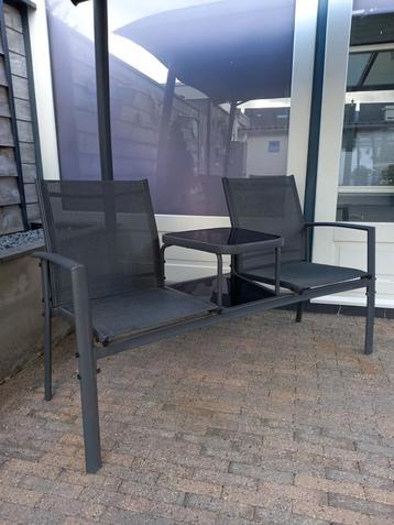 "Love seat" beschikbaar voor biedingen