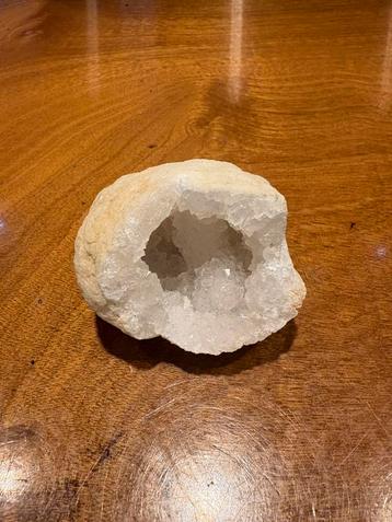 Bergkristal geode mineraal beschikbaar voor biedingen