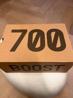 Yeezy Boost 700 Salt - 44 2/3 Nieuw, Ophalen of Verzenden, Zo goed als nieuw, Steen, Overige typen