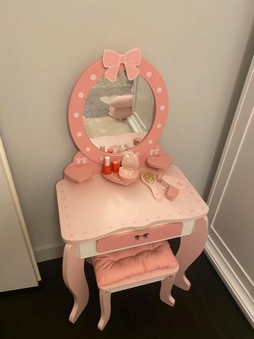 Houten Kaptafel roze beschikbaar voor biedingen
