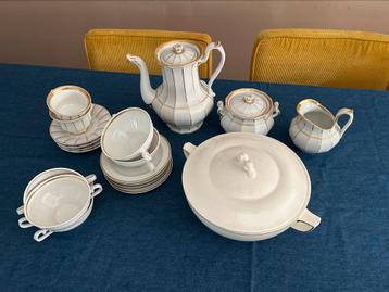 Elegant wit/goud servies beschikbaar voor biedingen
