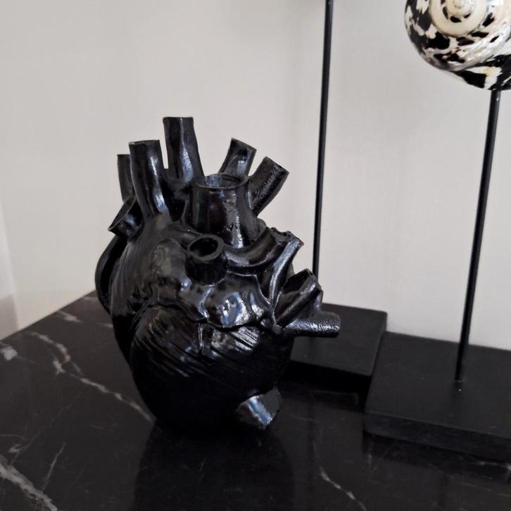 Zwart kunststof 3d design hart vaasje, Huis en Inrichting, Woonaccessoires | Vazen, Nieuw, Zwart, Minder dan 50 cm, Ophalen of Verzenden