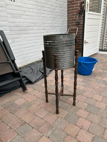 Metalen plantenbak op ijzeren pootjes beschikbaar voor biedingen