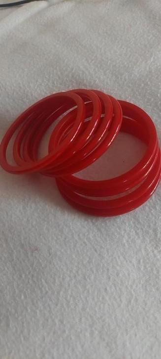 8 plastic indiase armbanden  beschikbaar voor biedingen