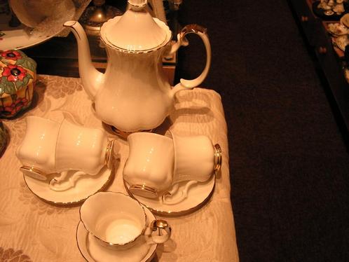 royal Albert Val d,or servies., Verzamelen, Porselein, Kristal en Bestek, Nieuw, Compleet servies, Ophalen of Verzenden