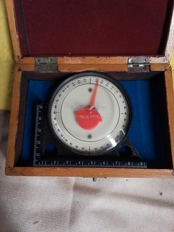 14354) LEVEL HOEKMETER in oud kistje beschikbaar voor biedingen