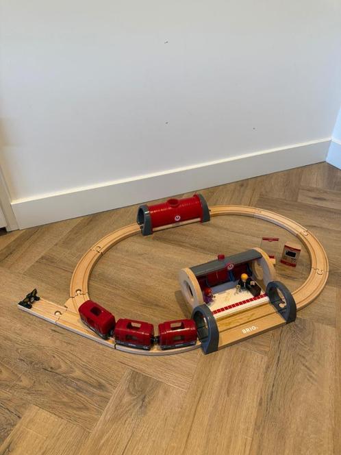 Heel goed Brio houten trein metro station set 33513 tunnel, Kinderen en Baby's, Speelgoed | Houten speelgoed, Gebruikt, Overige typen