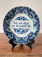 Wandbord met spreuk - Delfts Blauw Aardewerk - Oud Delft, Antiek en Kunst, Antiek | Wandborden en Tegels, Ophalen of Verzenden