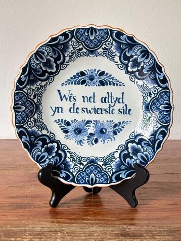 Wandbord met spreuk - Delfts Blauw Aardewerk - Oud Delft  beschikbaar voor biedingen