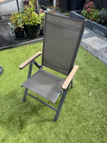 Nette tuinset met 4 stoelen beschikbaar voor biedingen