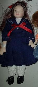 9) Vintage porseleinen poppetje " meisje met blauwe jurk", Popje, Gebruikt, Ophalen of Verzenden