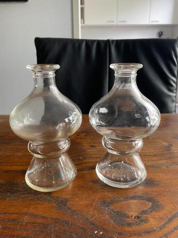 2 glazen objecten, flessen gemerkt. beschikbaar voor biedingen