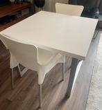 Witte hoogglans tafel met twee kunststof stoelen., Ophalen, Kunststof, Gebruikt, 50 tot 100 cm