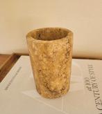 Vintage travertin marmer organische vaas warm bruin beige, Tuin en Terras, Rond, Ophalen of Verzenden, Zo goed als nieuw, Aardewerk