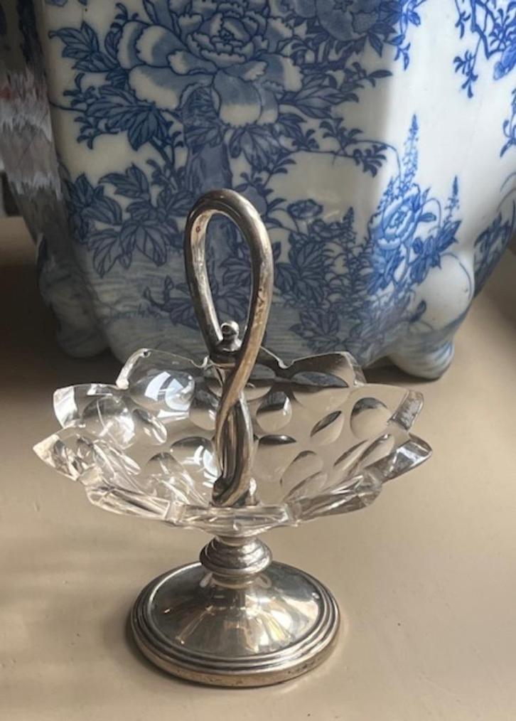 PASTILLEBAKJE/AMANDELBAKJE OLIJF GESLEPEN VOET/GREEP ZILVER, Antiek en Kunst, Antiek | Goud en Zilver, Zilver, Verzenden