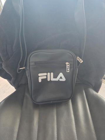Mooie FILA schoudertas voor mannen, zo goed als nieuw. beschikbaar voor biedingen