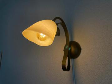 Vintage wandlamp met glazen kap 2x beschikbaar voor biedingen