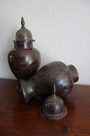 Metalen vazen met deksel beschikbaar voor biedingen