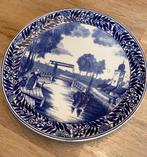 Groot Delftsblauw wandbord met brug en kerk 24,5 cm doorsnee, Antiek en Kunst, Ophalen of Verzenden