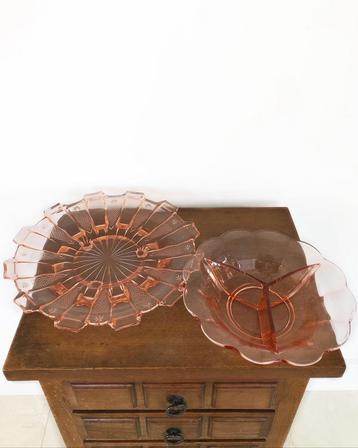 2 vintage Art Deco roze persglas schalen beschikbaar voor biedingen