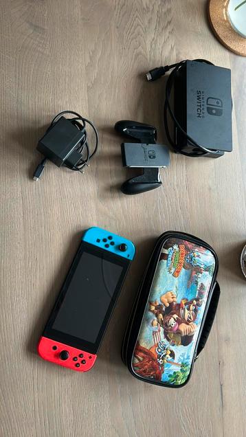 Nintendo Switch met opberghoes en oplader en dock beschikbaar voor biedingen