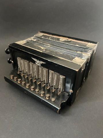 Oude Accordeon beschikbaar voor biedingen