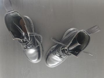 Zwarte Dr. Martens laarsjes beschikbaar voor biedingen