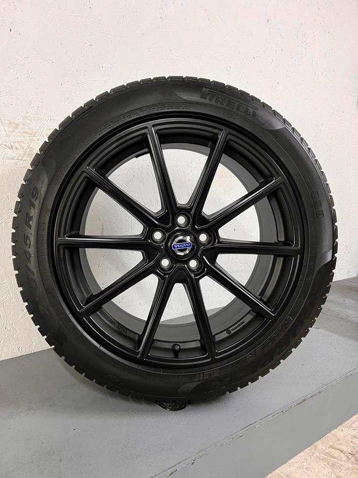 19 inch Volvo EX40 EC40 Winterbanden Pirelli, Auto-onderdelen, Banden en Velgen, Banden en Velgen, Winterbanden, 19 inch, 255 mm