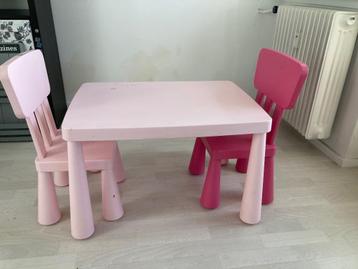 Tafel en stoelen beschikbaar voor biedingen