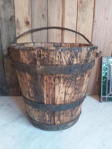 Prachtige zware oude franse  handgemaakte houten emmer beschikbaar voor biedingen