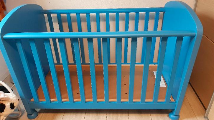 Blauw ledikant van Ikea met aerosleepmatras, Kinderen en Baby's, Babywiegjes en Ledikanten, Gebruikt, Ledikant, Ophalen