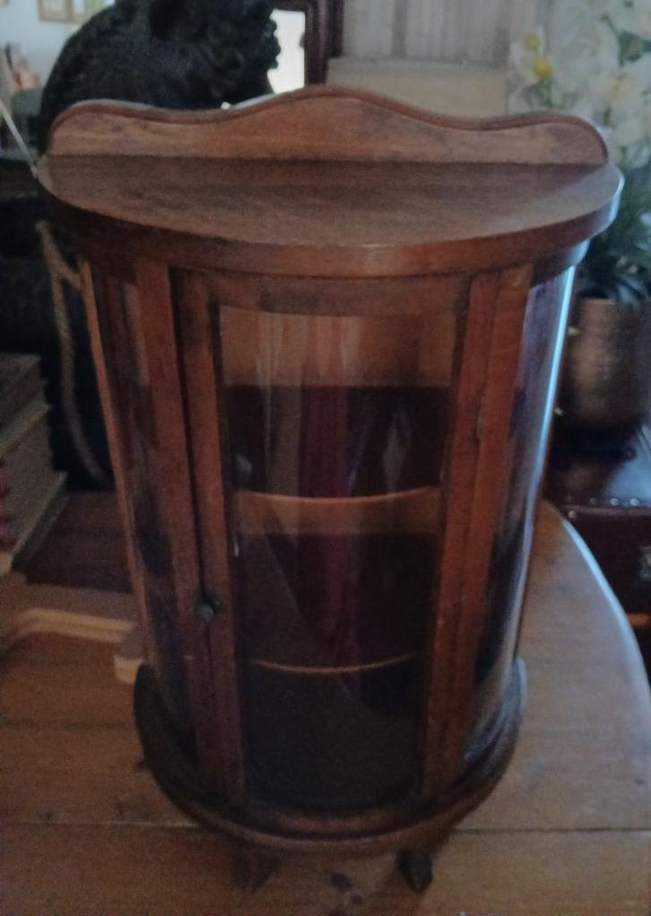 Halfrond vitrine kastje gebogen glas op pootjes, Antiek en Kunst, Curiosa en Brocante, Ophalen