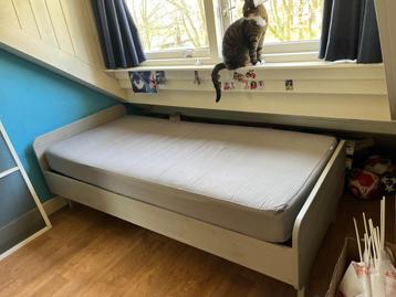 Grijs bed 90x200 cm beschikbaar voor biedingen