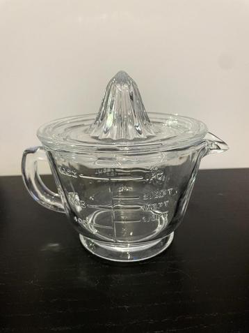 Glass Citrus Juicer with Measuring Cup – 2 Cup Capacity beschikbaar voor biedingen