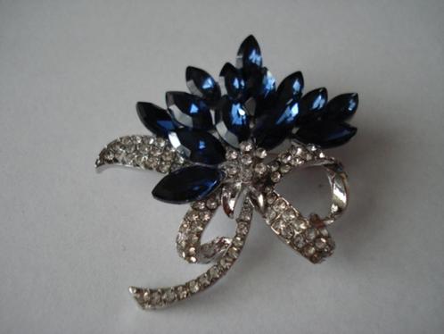 Bloem broche, Sieraden, Tassen en Uiterlijk, Broches, Nieuw, Overige materialen, Overige kleuren, 4 tot 7 cm, Met strass, Ophalen of Verzenden