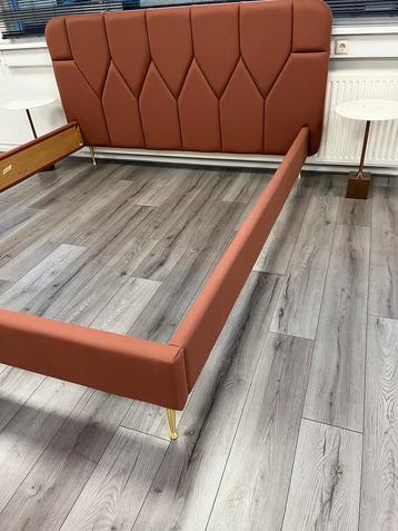 Waterbed 180-210 inclusief fraai ledikant slaapklaar  beschikbaar voor biedingen