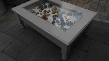 Aparte leuke vitrine tafel salontafel grenen + glasplaat beschikbaar voor biedingen