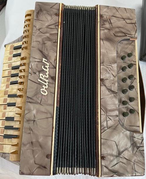 Vintage Oulkan Accordeon, Muziek en Instrumenten, Accordeons, Gebruikt, Toetsaccordeon, Overige formaten, Overige merken, Met riemen
